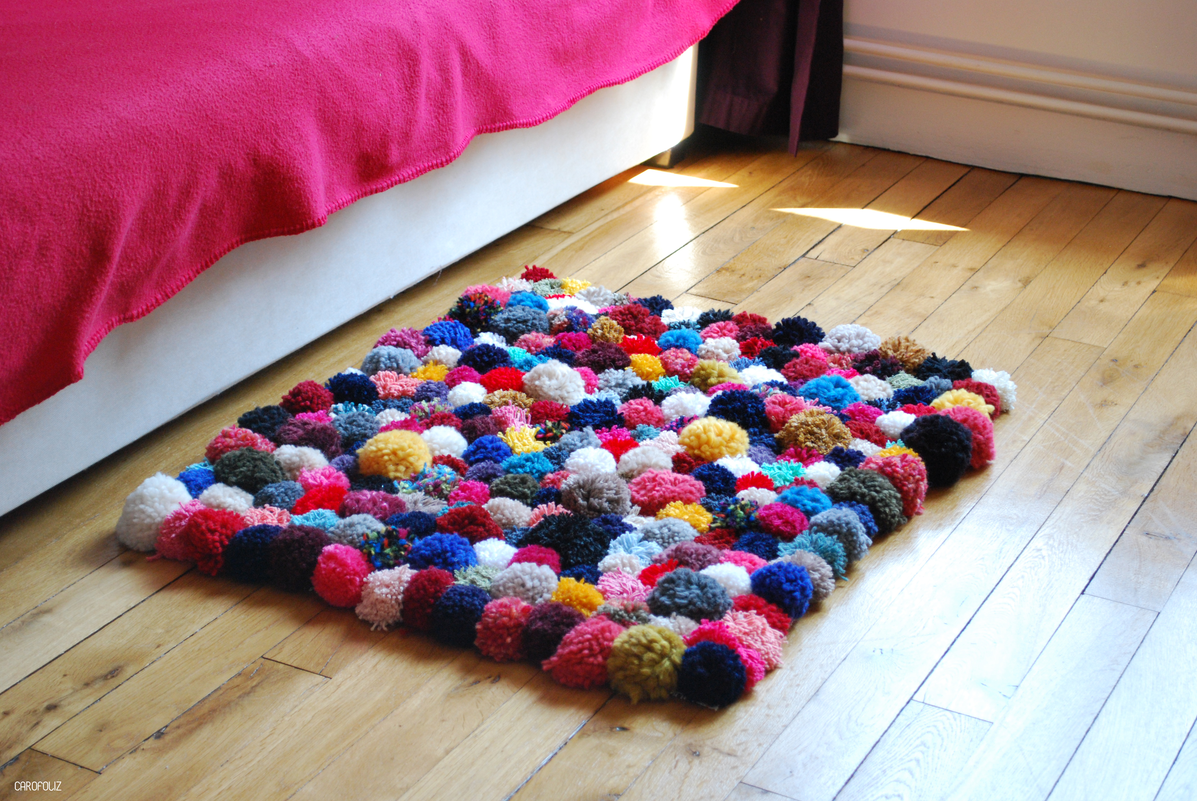 DIY tuto tapis de pompons en laine - Blog déco Clem ATC