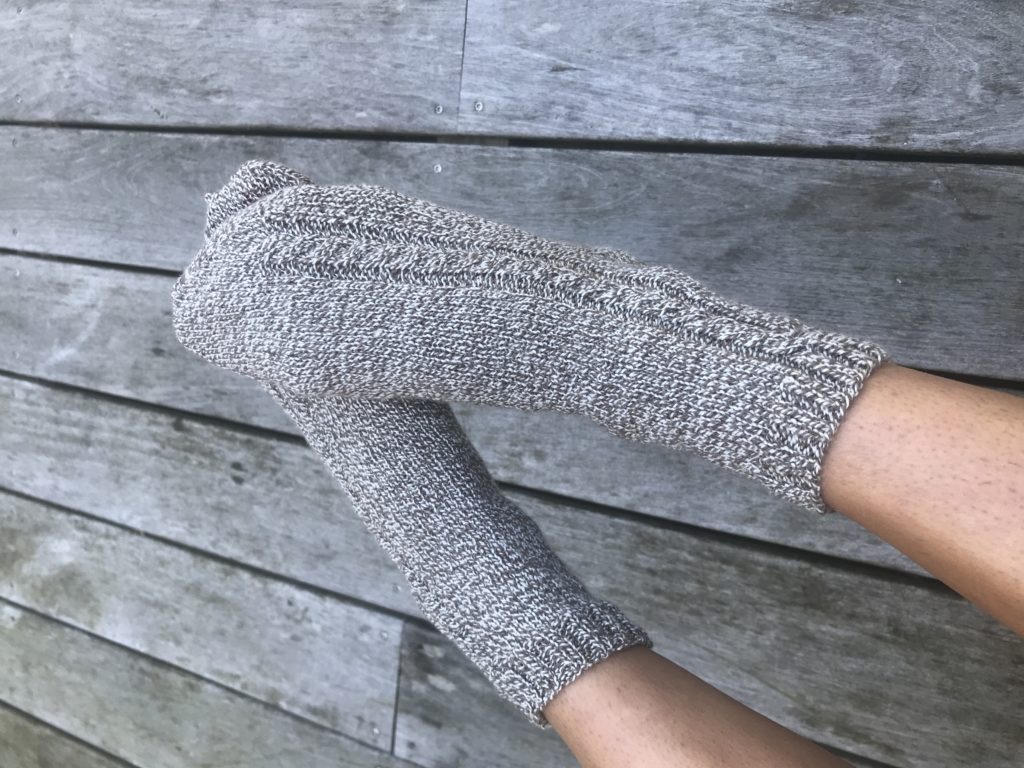 chaussettes au tricot avec torsades